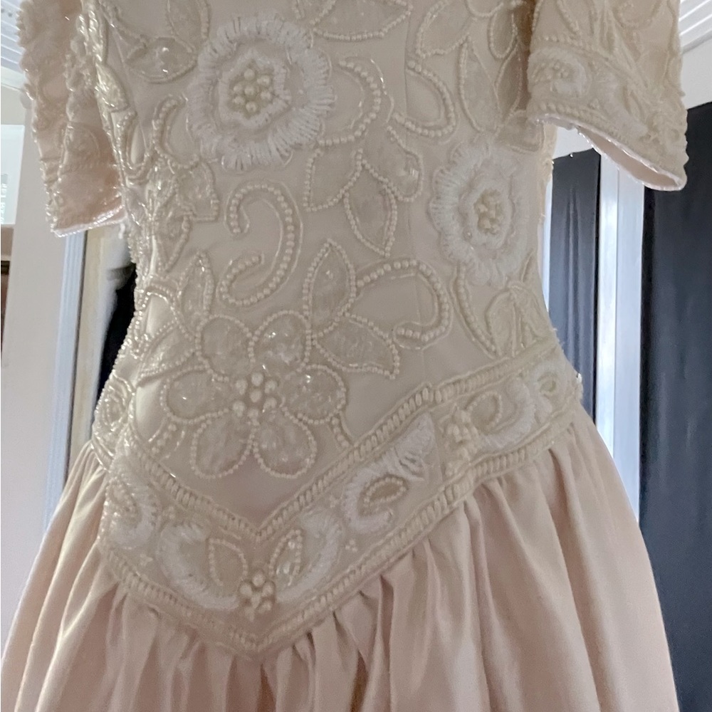 Bride wedding gown/ dress size Medium beautiful beaded wedding gown in cream